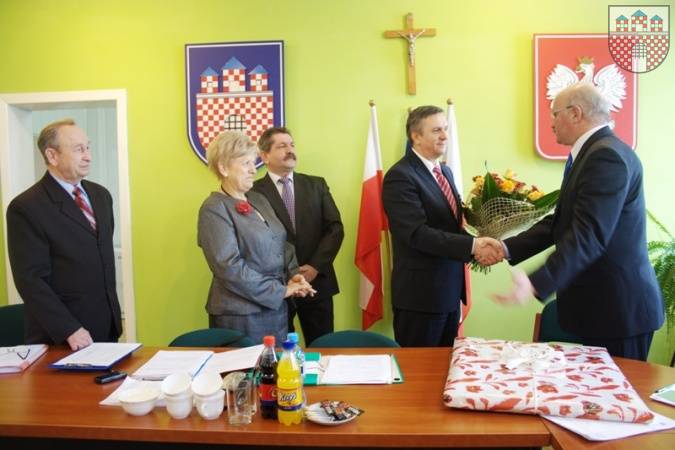 : Burmistrz K. Podlejski składa gratulacje marszałkowi M. Kleszczewskiemu. Od lewej radni: B. Kowacki, S. Nowak i H. Świerdza. 